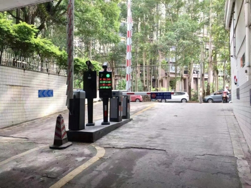 佛山市康麗花苑小區(qū)，3進(jìn)3出，無(wú)線云車牌識(shí)別系統(tǒng)