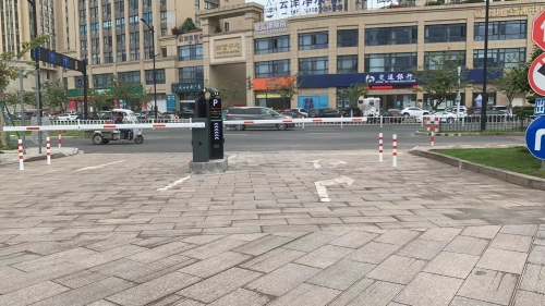 臺(tái)州市玉環(huán)大劇院，2進(jìn)2出無(wú)線云車牌識(shí)別停車場(chǎng)管理收費(fèi)系統(tǒng)