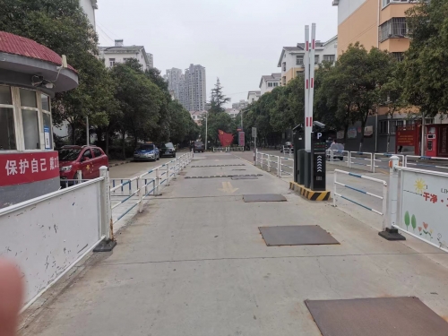 河南省洛陽(yáng)市洛龍區(qū)龍祥小區(qū)，二進(jìn)二出銳臻型車牌識(shí)別停車場(chǎng)管理系統(tǒng)。