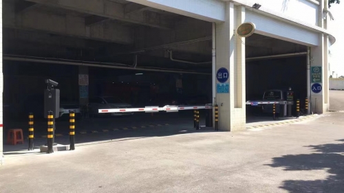 佛山市歌頓會(huì)所4G無(wú)線云停車場(chǎng)管理系統(tǒng)，（一進(jìn)一出）出口帶輔助相機(jī)。