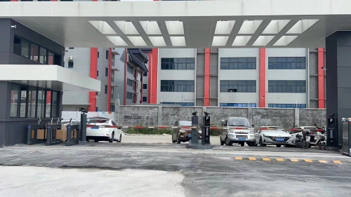 廣東省中山市樂(lè)邦智能科技有限公司，2進(jìn)2出車牌識(shí)別+人臉識(shí)別小擺閘系統(tǒng)！